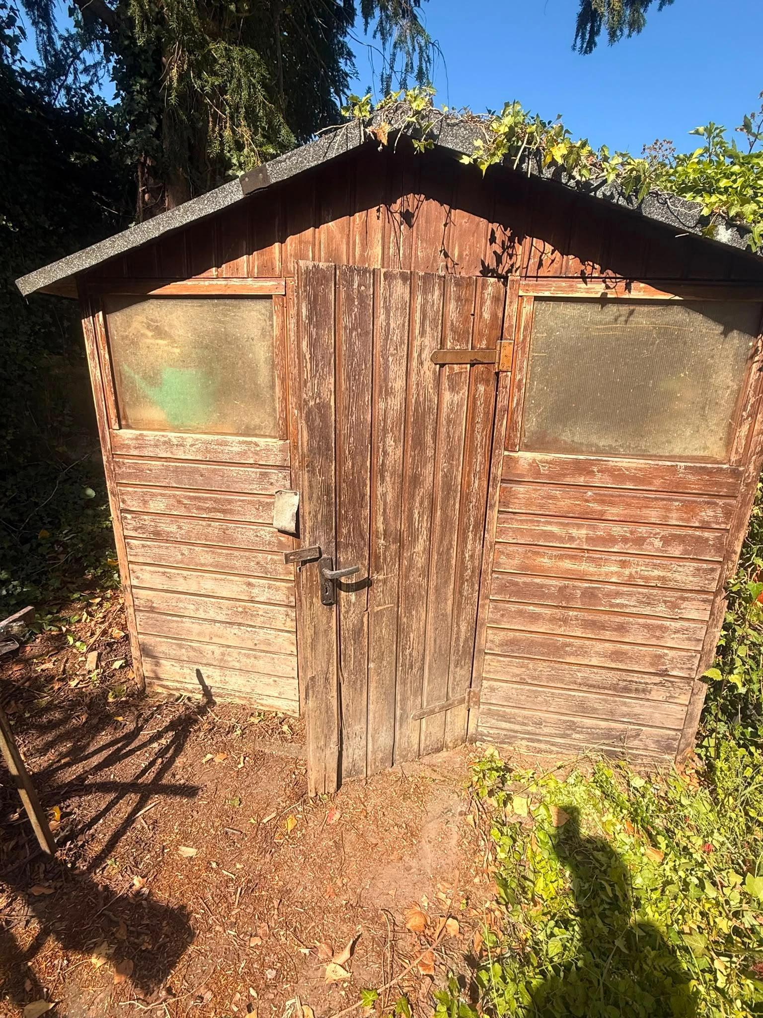 Vorher – Gartenhütte lasieren